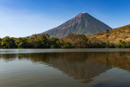 上水在 Ometepe 岛，尼加拉瓜塞普西翁火山和其反射视图