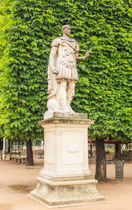 盖尤斯朱利叶斯凯撒雕像, 罗马皇帝, 在贾丁的