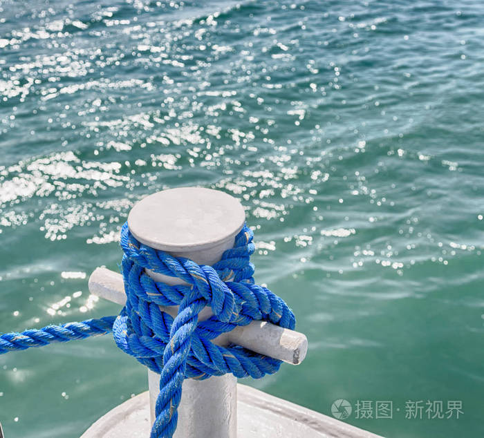 在菲律宾海洋海岸和云层附近吊床上的一根绳子模糊了