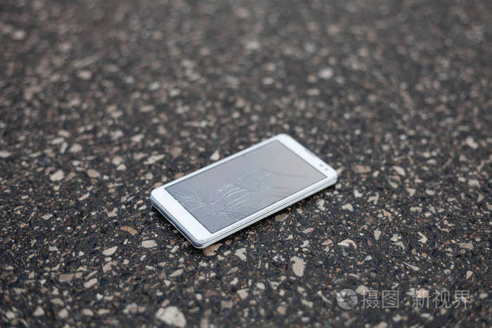 电话坏了屏幕躺在街上