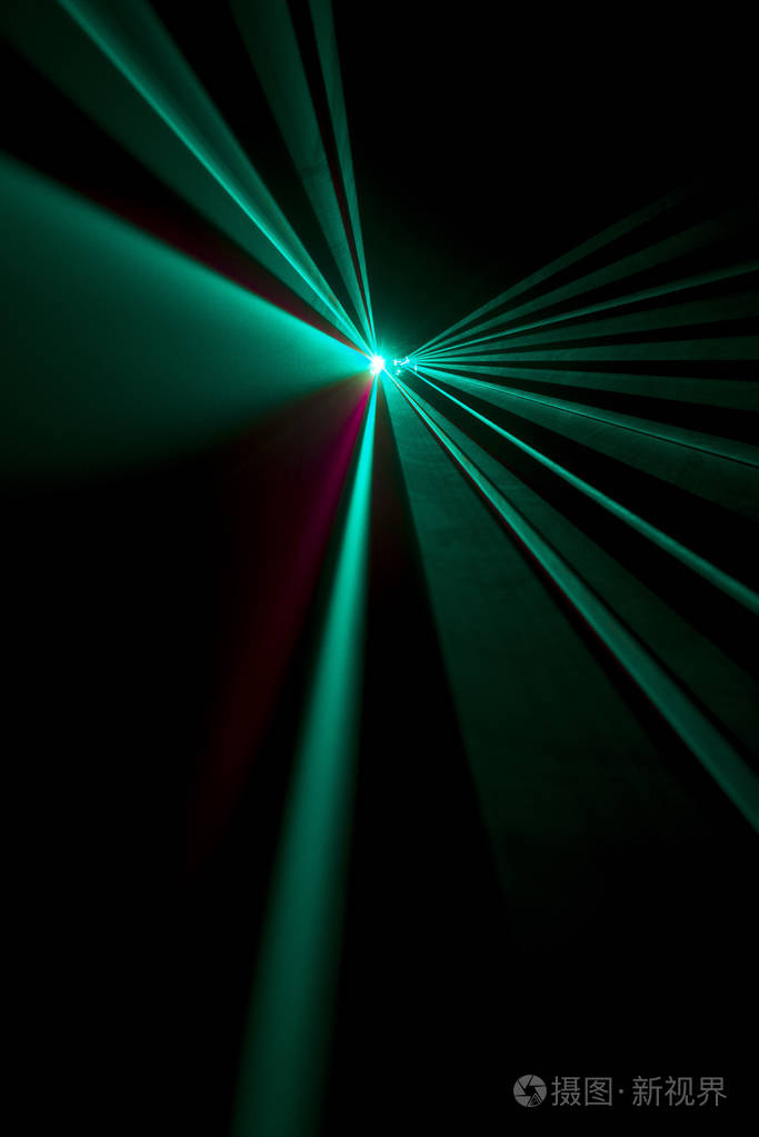 在黑色背景上的激光束淡蓝色照片-正版商用图片0yl24z-摄图新视界