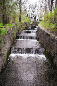 水从石头的隧道