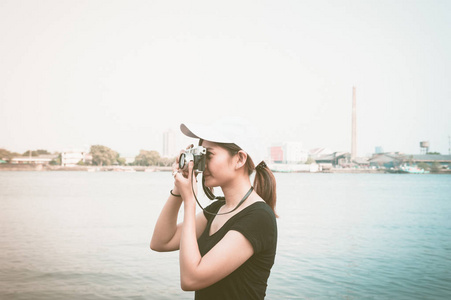 时髦女人与女孩冒险 Hangout 旅游度假摄影概念复古胶片相机拍照