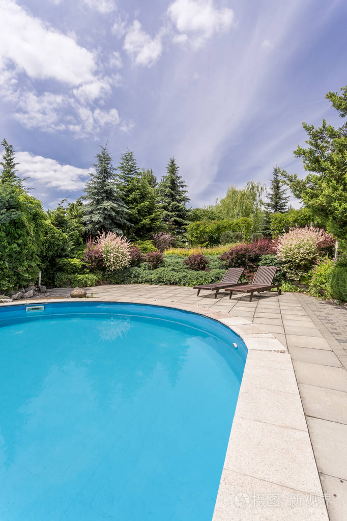 游泳池的豪华别墅花园