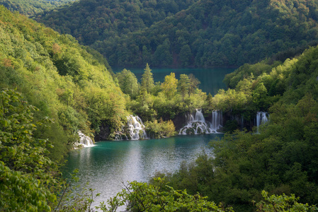 瀑布和湖泊绿山间图片