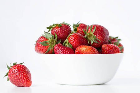 多汁的草莓，在白色背景上