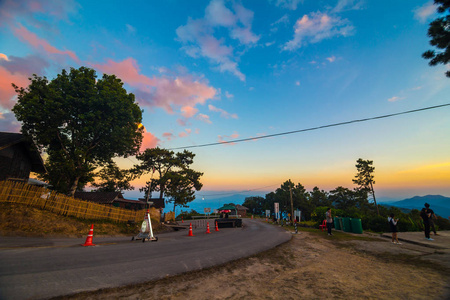 日落山上有乡村公路自然景观