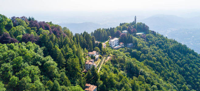 Voltiano 灯塔的 Brunate 和科莫湖 树木和绿色的鸟瞰图。意大利伦巴第大区