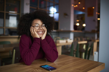 在社交网络聊天的时髦女孩照片