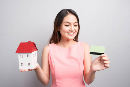 女人抱着房子和信用卡