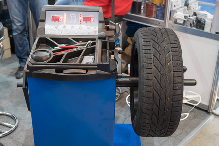 动平衡车轮动平衡机的工作照片