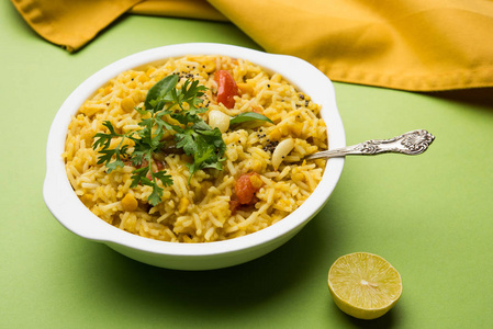 dal khichadi 或 dal khichdi，受欢迎的印度食品。选择性的焦点