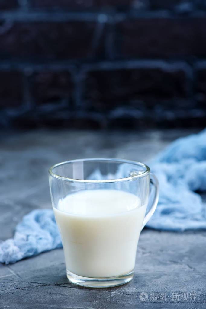 在玻璃杯子牛奶