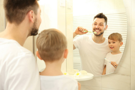 父亲带儿子刷牙