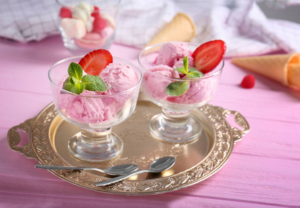 美味的冰淇淋草莓