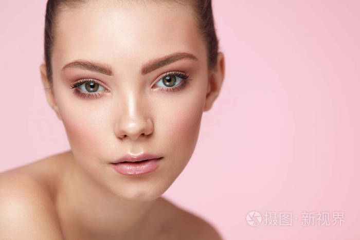 美容化妆品的脸光滑的皮肤和新鲜化妆的女孩