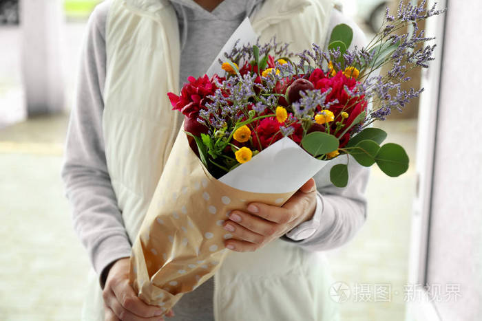 女人抱着美丽的花束