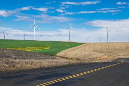 俄勒冈州东部铺设公路和风力涡轮机