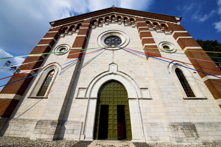 瓦拉诺博尔吉教堂封闭砖塔人行道。 意大利伦巴第
