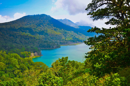 在巴厘岛金塔马尼湖