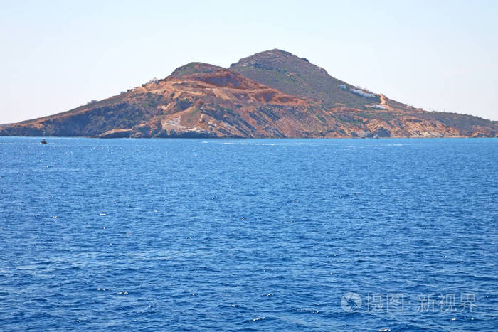 从船上海洋和天空在地中海希腊圣托里尼