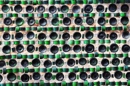 七彩回收的空酒瓶墙施工中的背景纹理