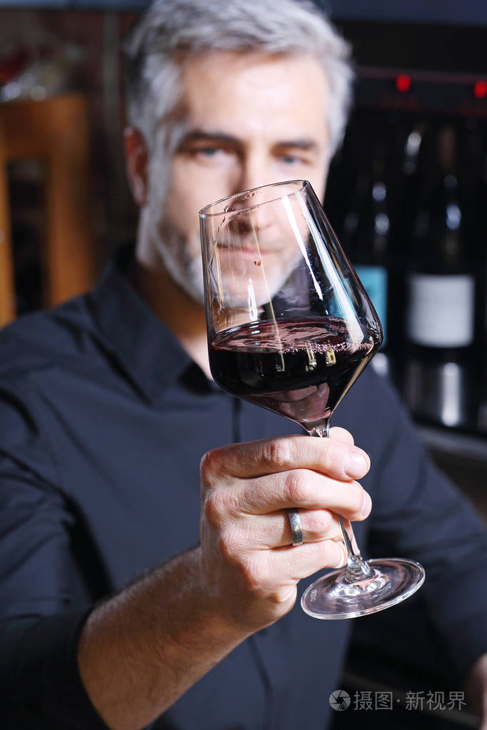 英俊的中年男人喝红酒