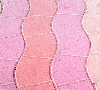 在阿曼抽象的人行道上，在旧的台阶和颜色中