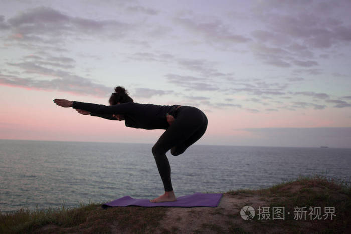 适合女人做瑜伽伸展运动户外在美丽的高山景观 女性的海和日出或日落背景培训asans 岩石上 女人的瑜伽体式的剪影照片 正版商用图片0ylluy 摄图新视界