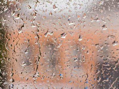 雨点落在玻璃窗上。 窗外的城市景观模糊了。 波克效应。