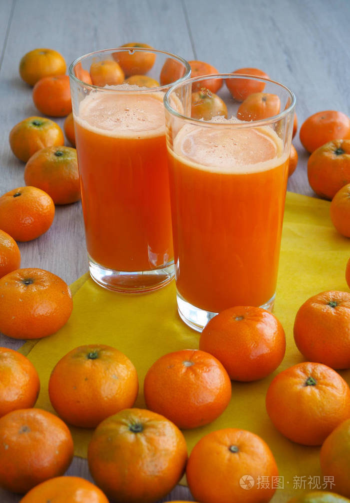 鲜榨桔汁在玻璃上仿古木制背景