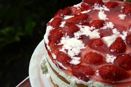 草莓蛋糕上薄荷叶白色木制板