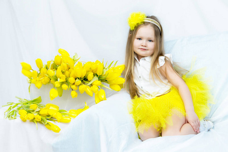 一个小女孩，一束黄色的郁金香
