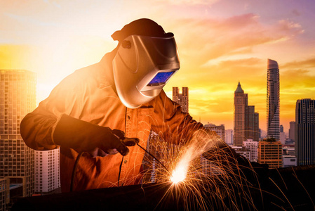 工业工人焊接钢结构为基础设施建设项目