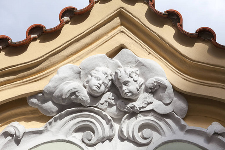 在旧建筑，两个小爱神厄罗斯，布拉格，捷克共和国的立面上的救济