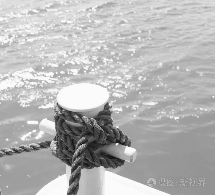 在菲律宾海洋海岸和云层附近吊床上的一根绳子模糊了