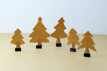 在棕色的纸手工纸圣诞树与活页夹