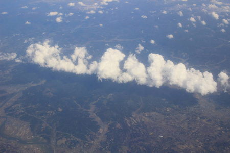土地 字段和云从上面的视图