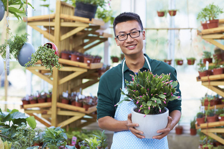 在店里一个快乐年轻男性花店的肖像