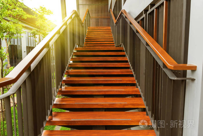 与阳光的户外木楼梯