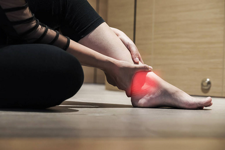 女性的腿和肌肉疼痛，从疾病或意外事故，体育锻炼时的身体伤害。痛苦的腿和踝关节，脚在疼痛，身体上的伤害