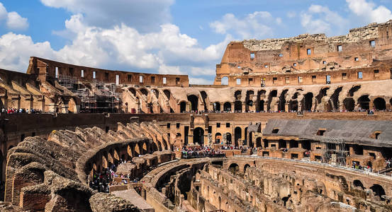 罗马，意大利2017 年 4 月 7 日 人前往古罗马圆形竞技场。斗兽场的罗马和意大利最知名和显著的里程碑