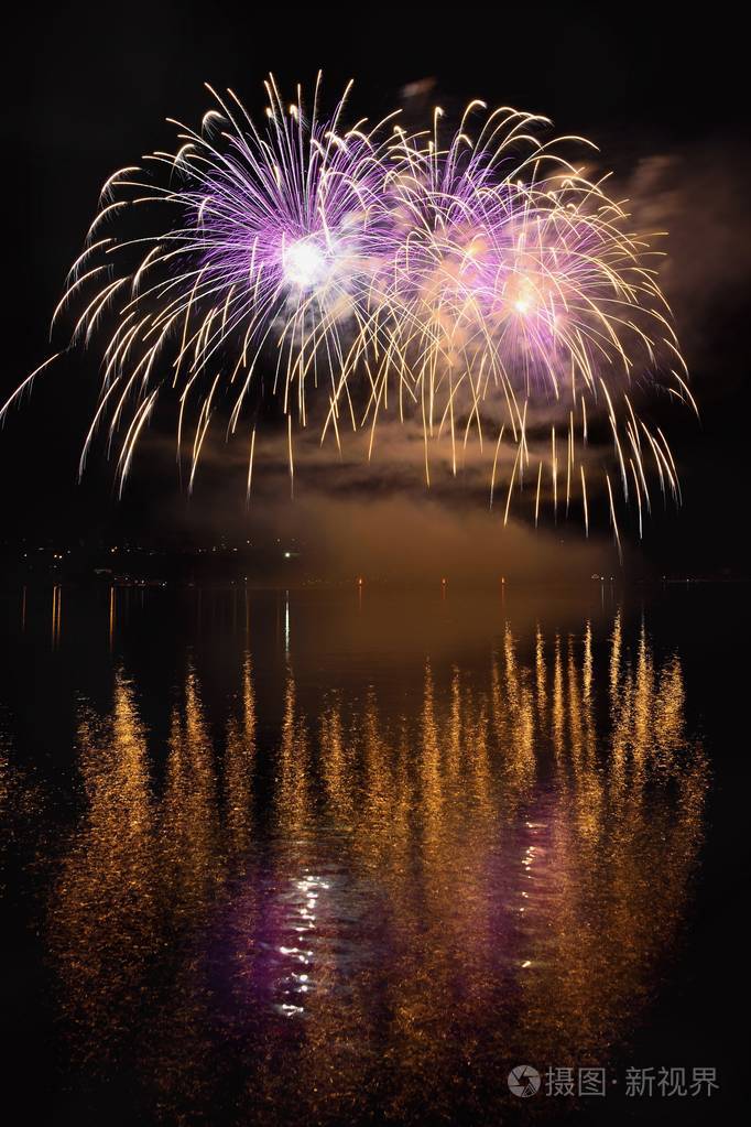 美丽的五彩烟花水面与干净的黑色的背景上有趣的节日和消防队员从