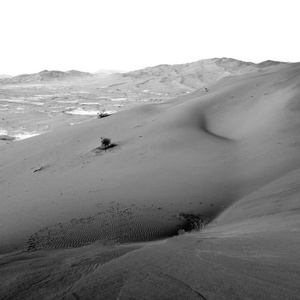 阿曼老沙漠里空荡荡的小区和室外沙丘