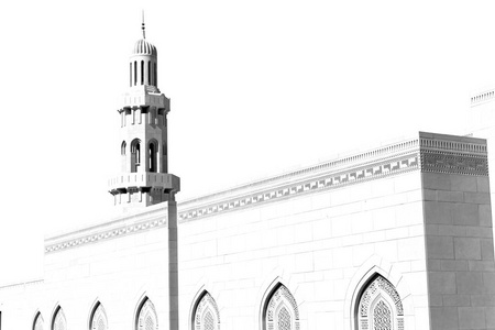 在阿曼马斯喀特古老的清真寺宣礼塔和宗教在晴朗的天空