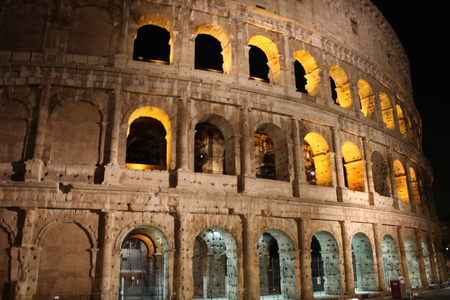 在夜间照亮的意大利古罗马圆形竞技场