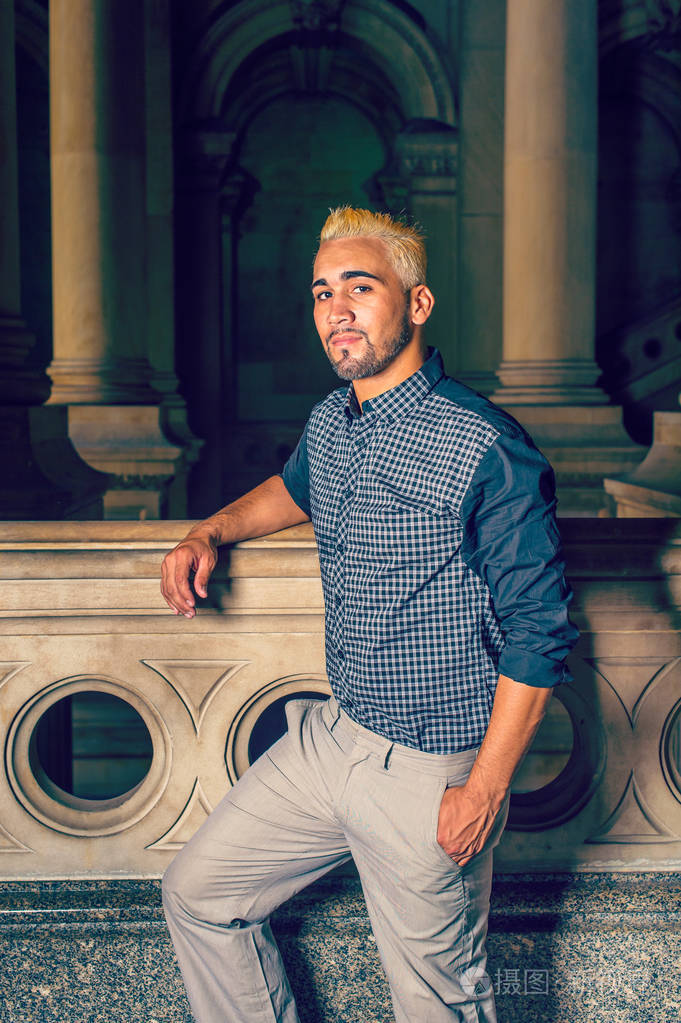 年轻的西班牙裔美国人的肖像