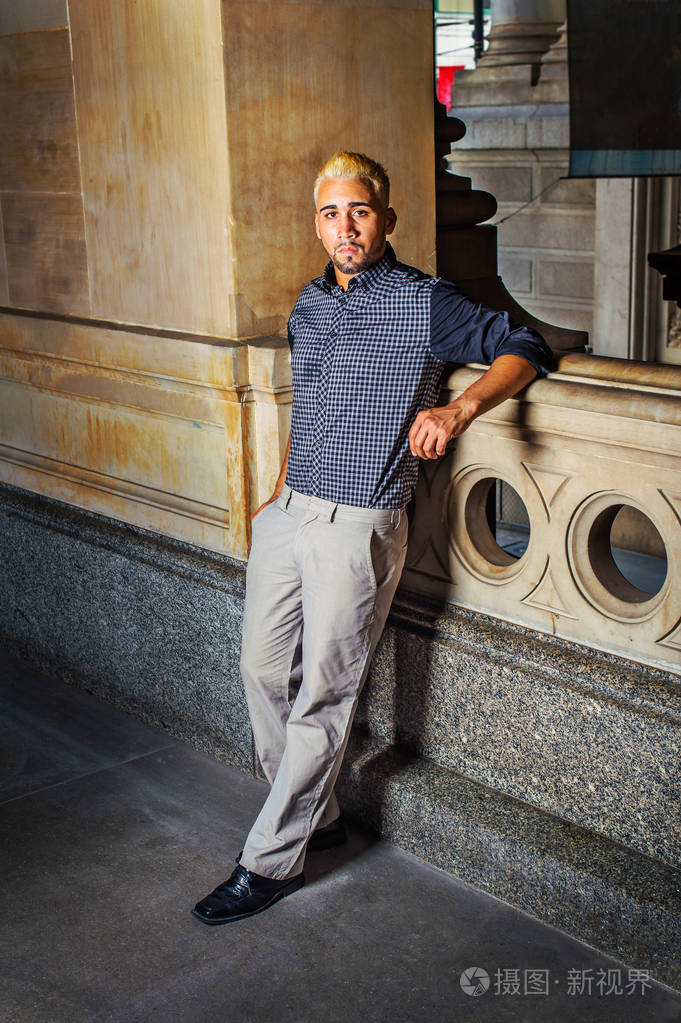 年轻的西班牙裔美国人的肖像