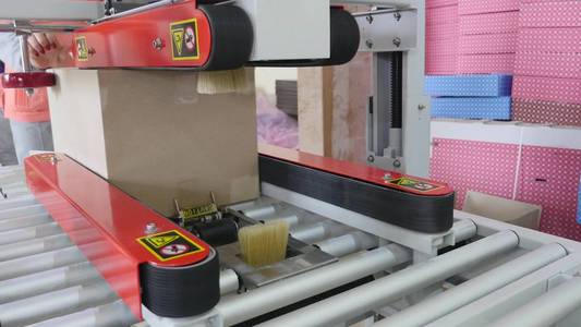 厂工人自动生产线工业设备制造线食品工业的甜食品包装糖果包装机照片