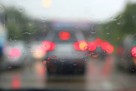 模糊交通在雨天与路看法通过汽车